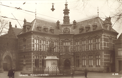 271 Gezicht op het Academiegebouw (Domplein 29) te Utrecht met op de voorgrond het standbeeld Jan van Nassau (Domplein).